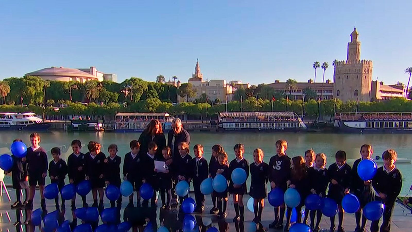 Celebramos el Día Mundial de la Infancia con un manifiesto a orillas del Guadalquivir