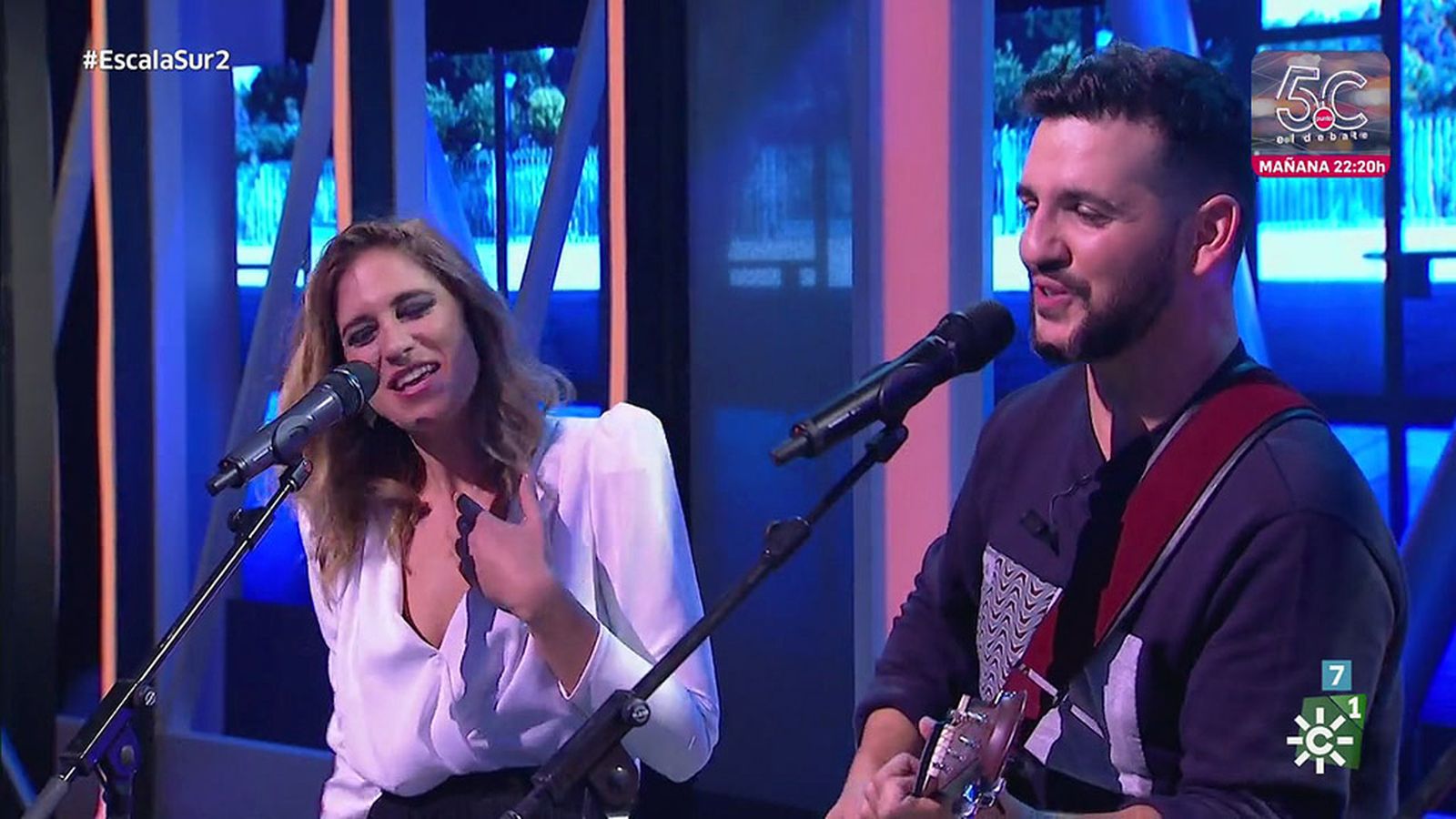 Fran Perea canta en directo con María Pelae "Mi caballito de mar"