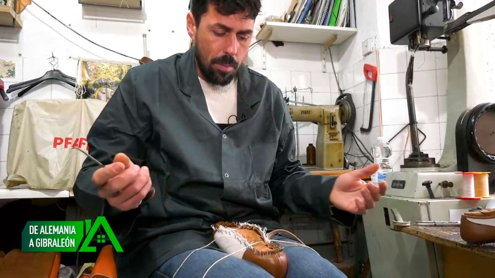 Ha tomado las riendas del taller artesano de zapatos donde ya trabaja desde hace año en Gibraleón