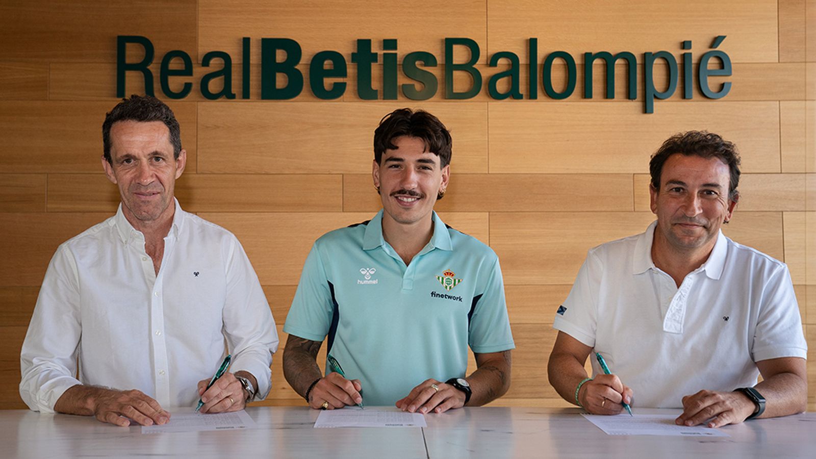 Bellerín firma con el Betis