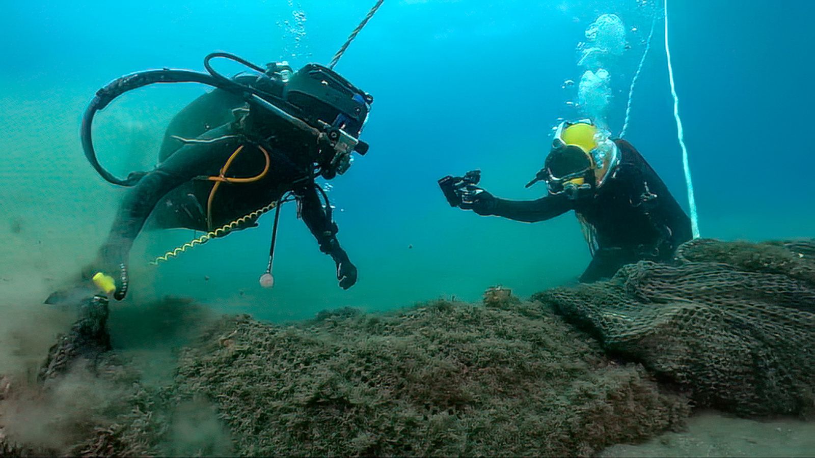 Limpieza de redes fantasma de los fondos marinos en Salobreña