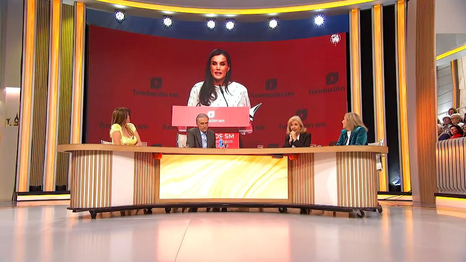 La reina Letizia sorprende realizando la lectura dramatizada del fragmento de un libro