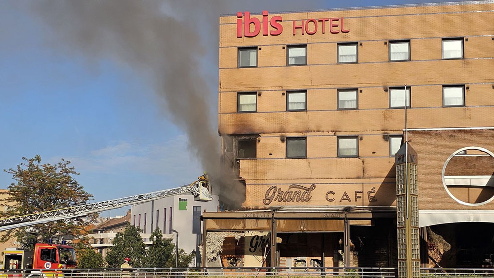 Desalojan a más de un centenar de clientes de un céntrico hotel de Málaga por un incendio