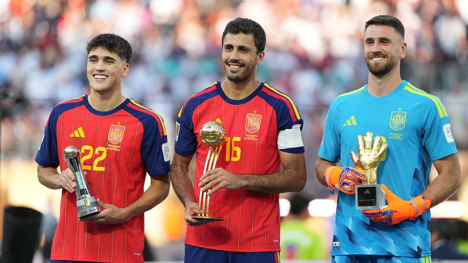 Cubarsí, Rodri y Unai posan con sus trofeos mundialistas.