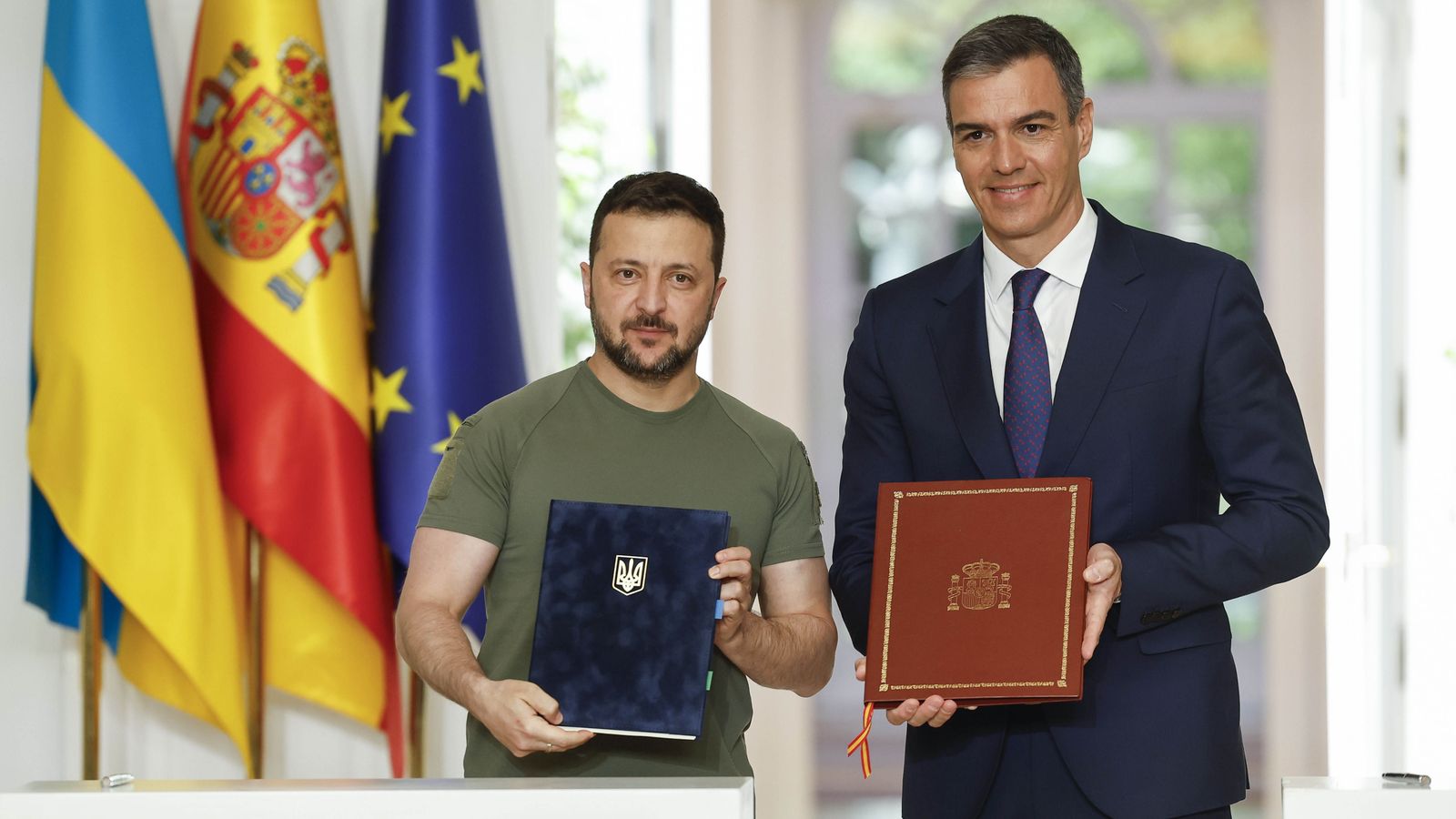 Foto firma convenio Sánchez y Zelenski