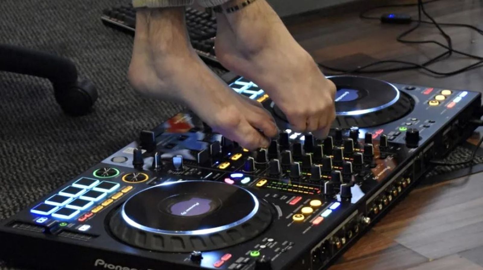 DJ que pincha con los pies, Kiko Vázquez