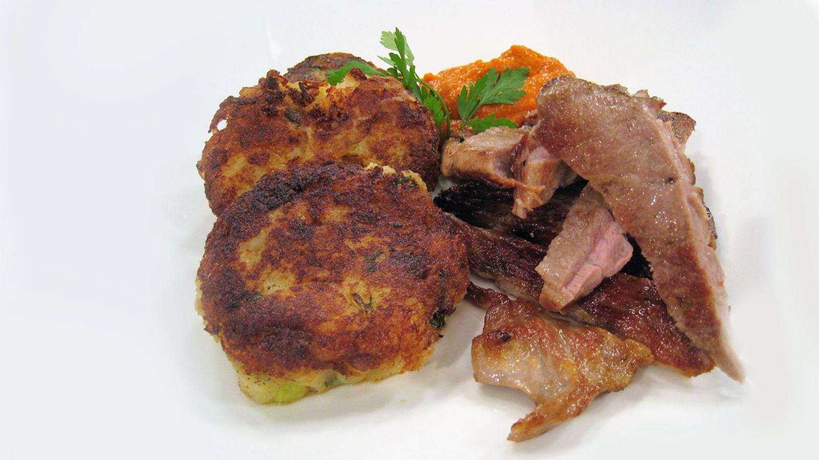 Cómetelo  Presa ibérica, Patatas enchorizás y Mojo Picón 1024x576