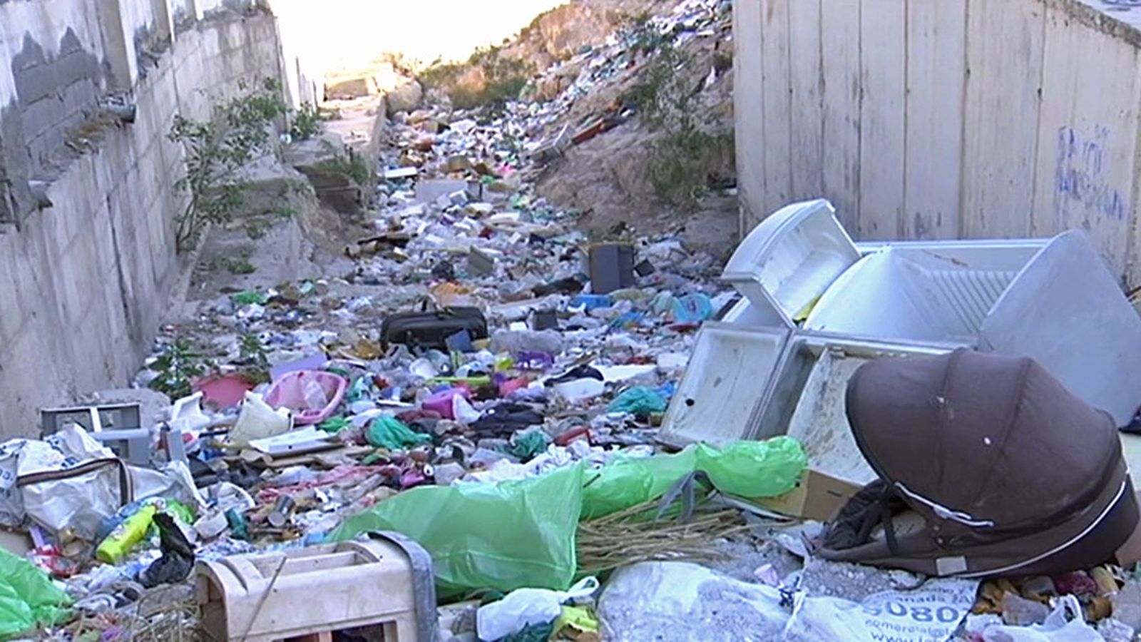 Basura a los pies de la Alcazaba
