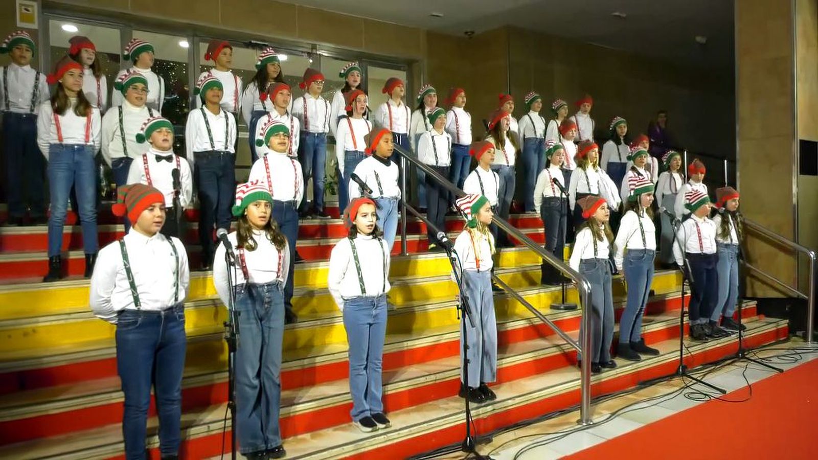 Voces infantiles inauguran la Navidad en Fuengirola con un concurso de villancicos