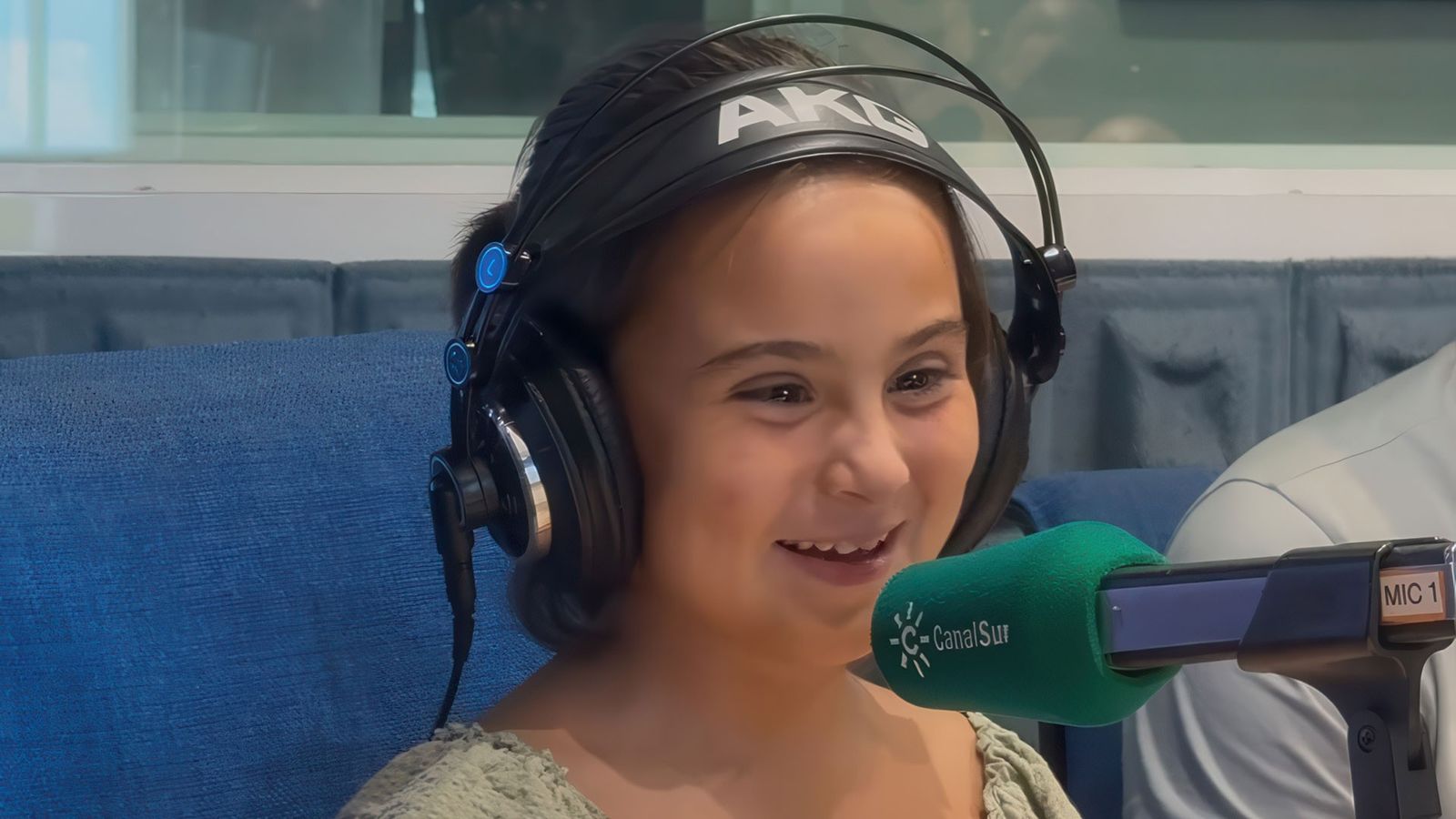 Mía Crespo, con tal solo 7 años, se atreve a retar a Luis Lara