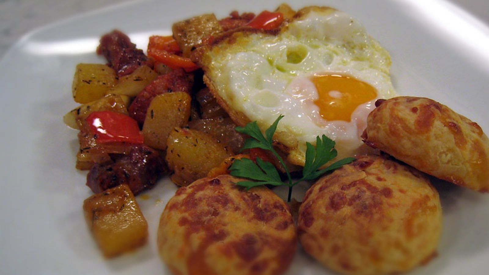 800x450 Cómetelo 24/enero/2017 (Huevos fritos con chorizo y pan de queso)