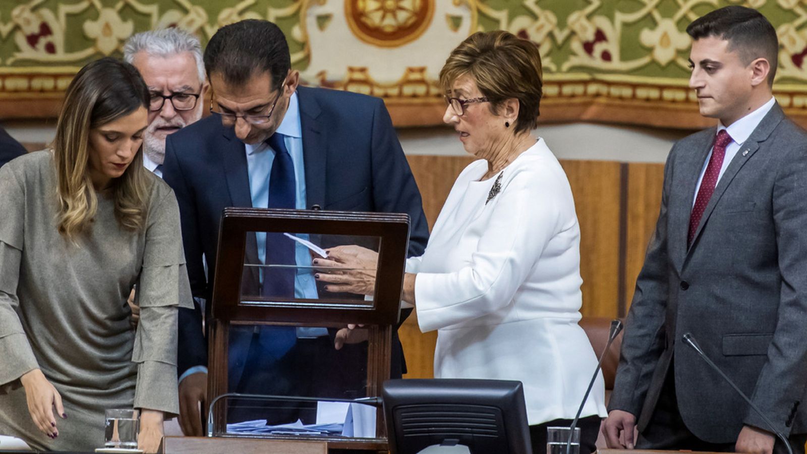 Mesa del Parlamento