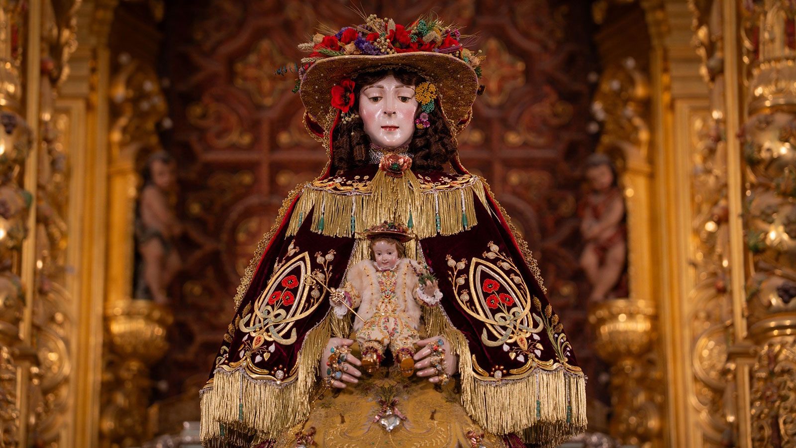 EuropaPress_7683761_virgen_rocio_vestida_pastora_traslado_almonte_agosto