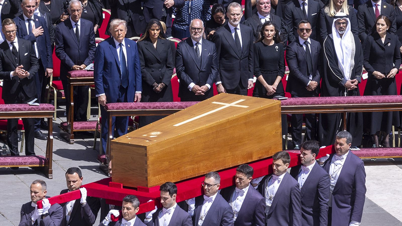 Trump y Felipe ven pasar el féretro del papa Francisco