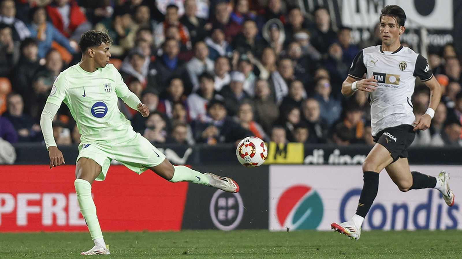 Lamine Yamal ante el Valencia