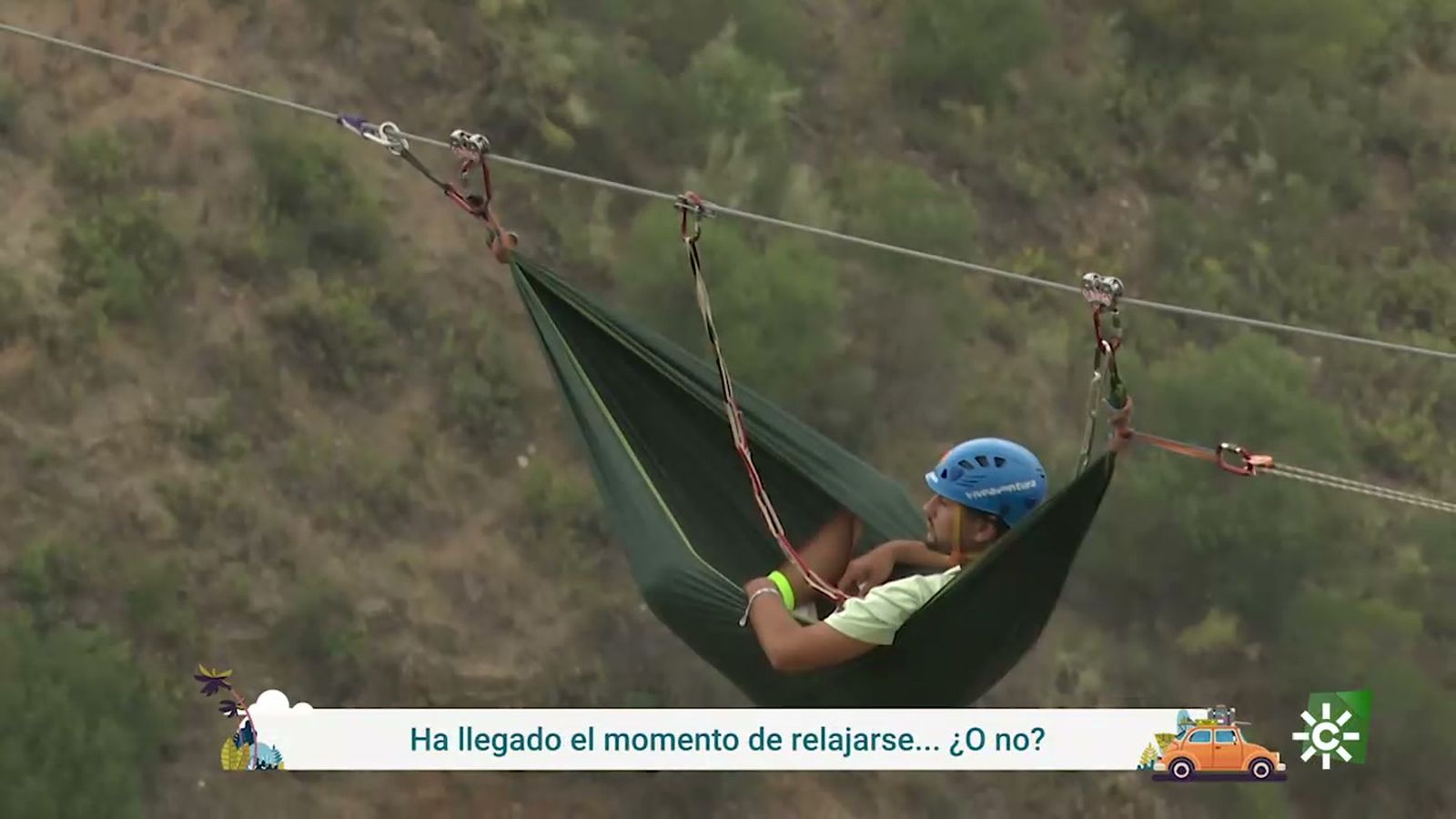 Hay que estar 'colgao' para dormir suspendido a cien metros de altura en La Axarquía