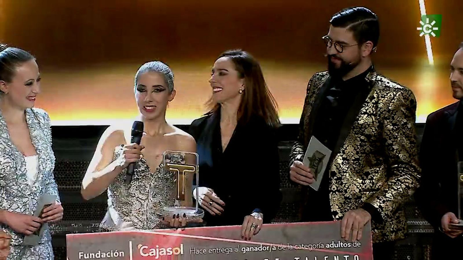 Tierra de talento Diana Larios con el premio 18/1/20 1024x576