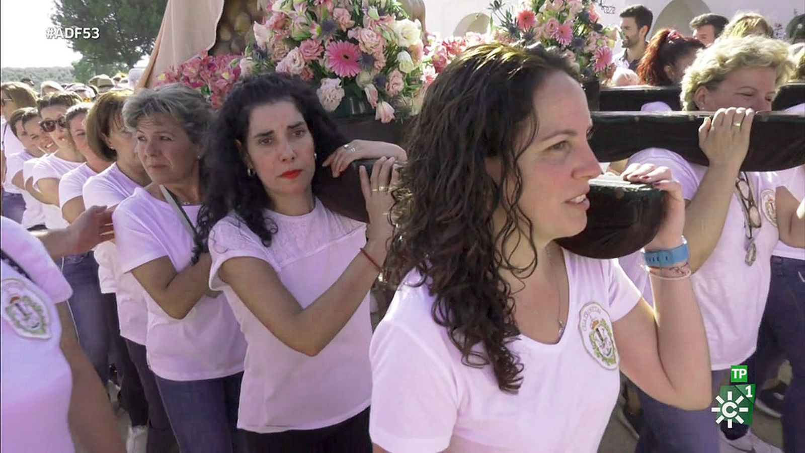 Las mujeres de Bollullos sacan a la Virgen en romería