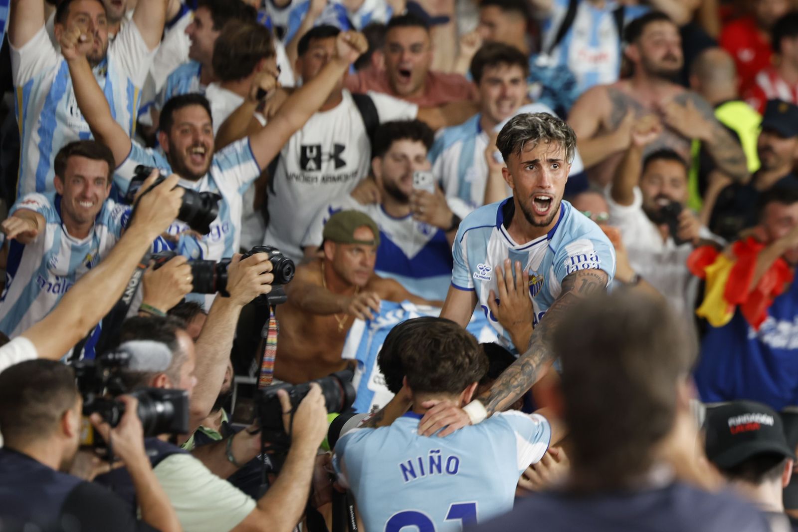 Los jugadores del Málaga celebran el ascenso.