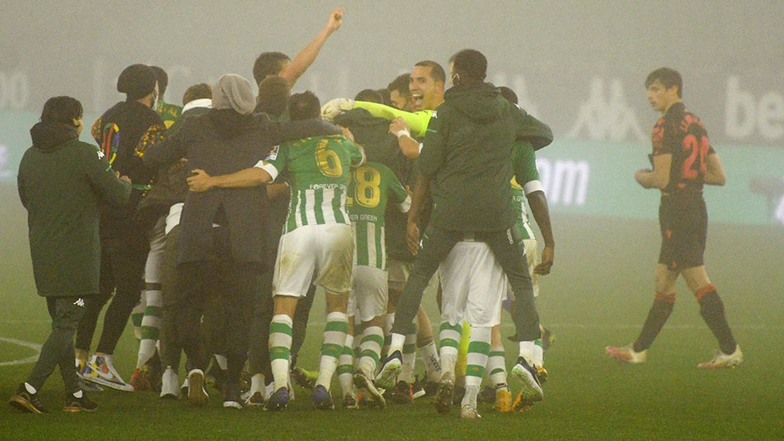 Betis en la niebla