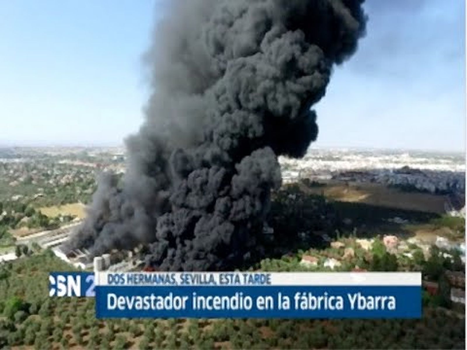 Un incendio destruye la fábrica de aceite Ybarra en Dos Hermanas