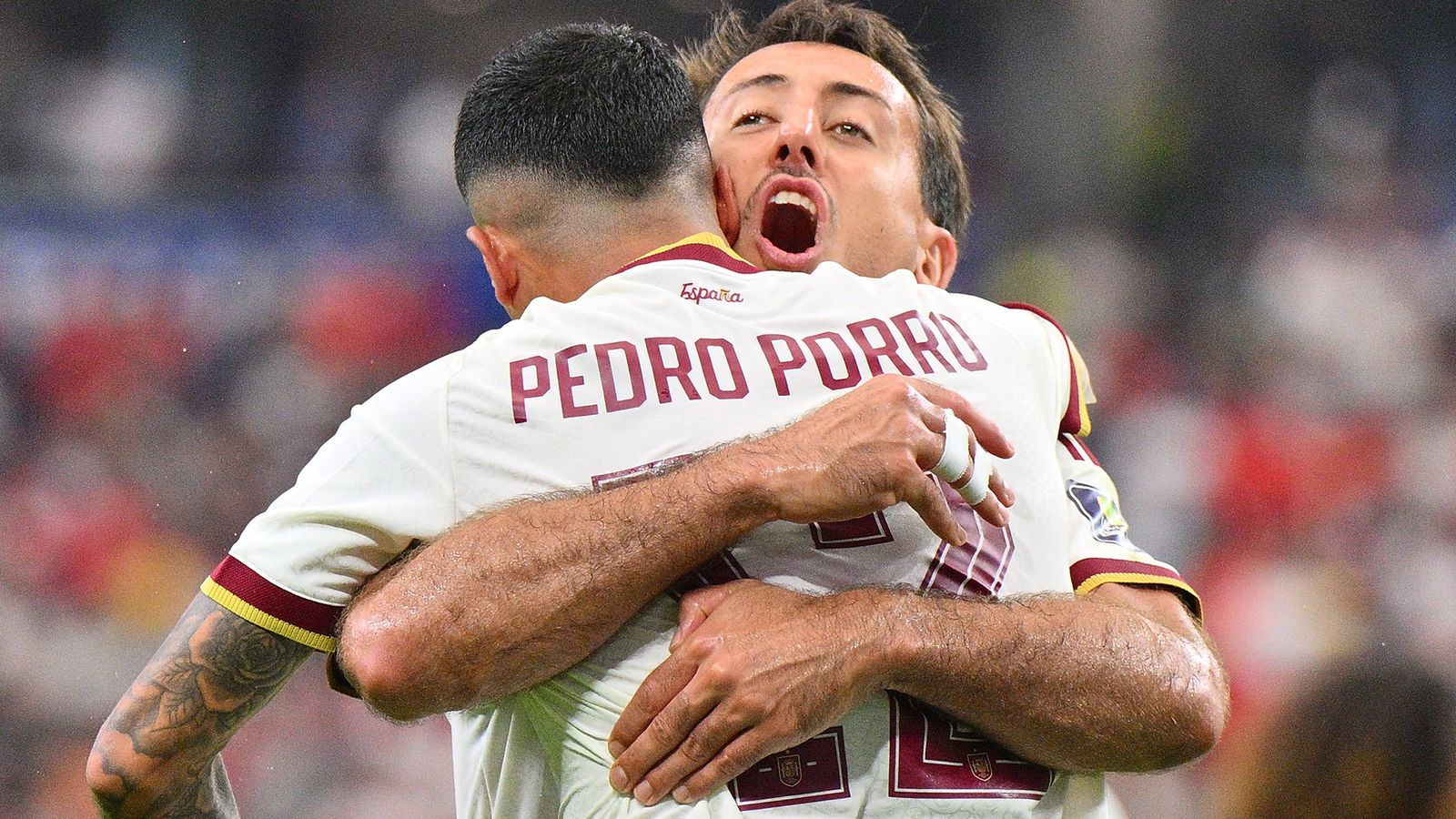 Oyarzabal y Pedro Porro celebran la victoria.