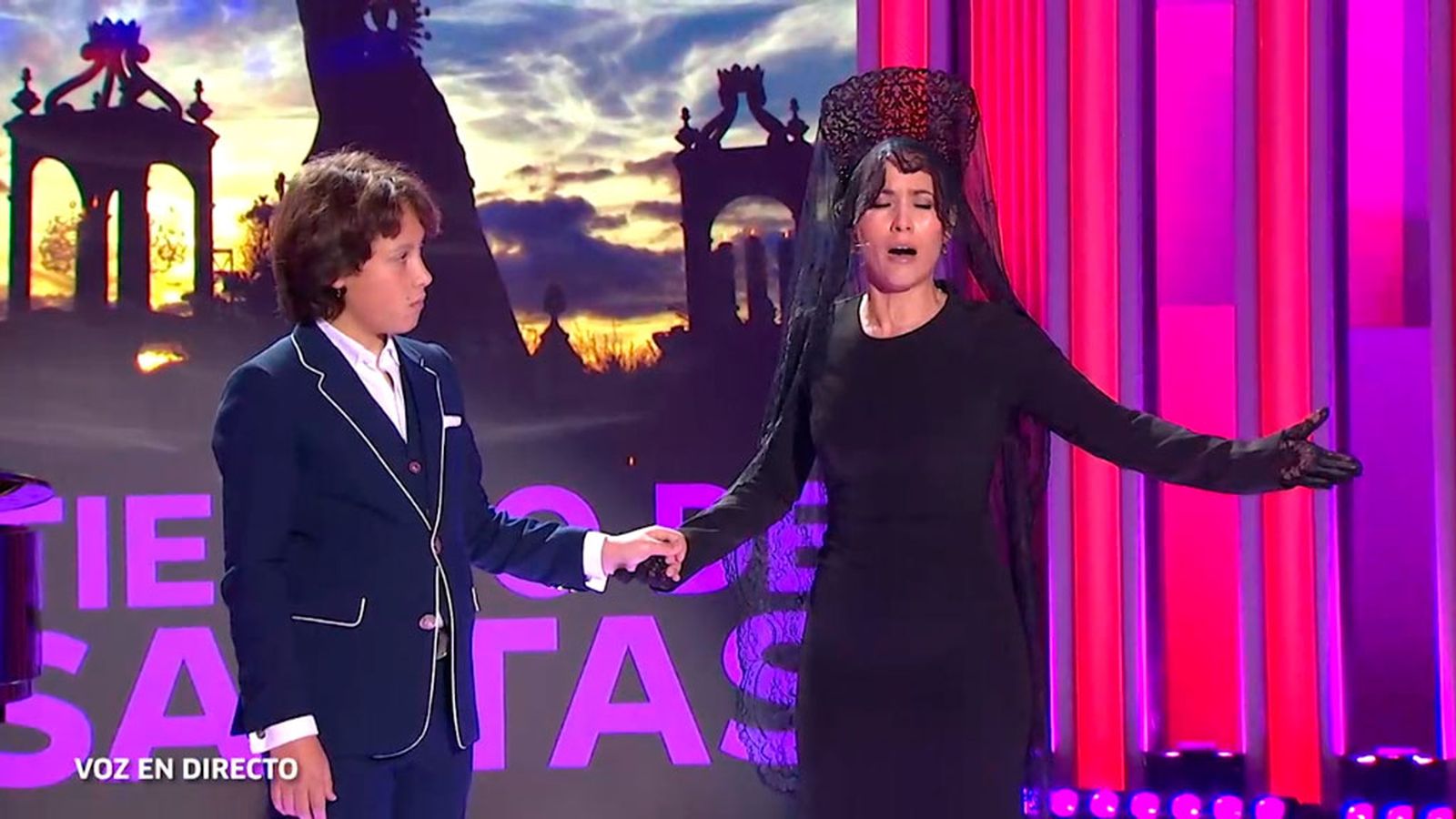 Isabel Guerrero y su hijo Ángel Rayo 'Barquerito' nos cantan una saeta a dúo