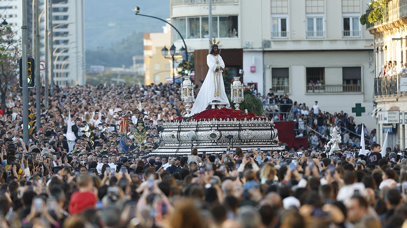 Lunes santo, del Cautivo en la calle al refugio en los templos de Andalucía