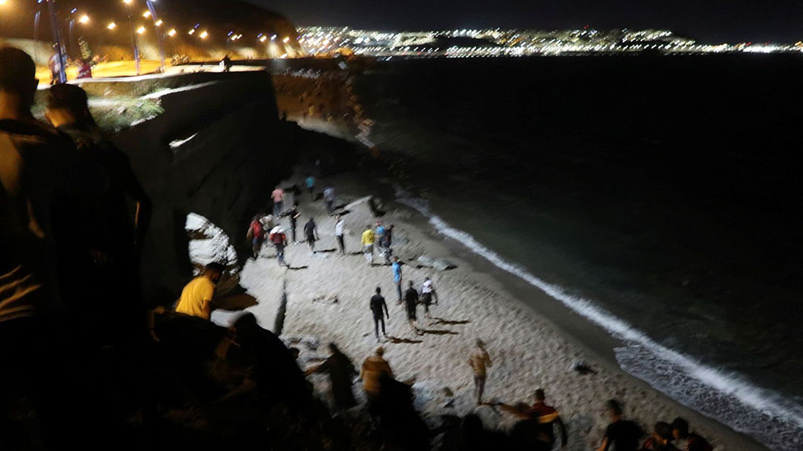 Marroquíes cruzan a Ceuta por la playa