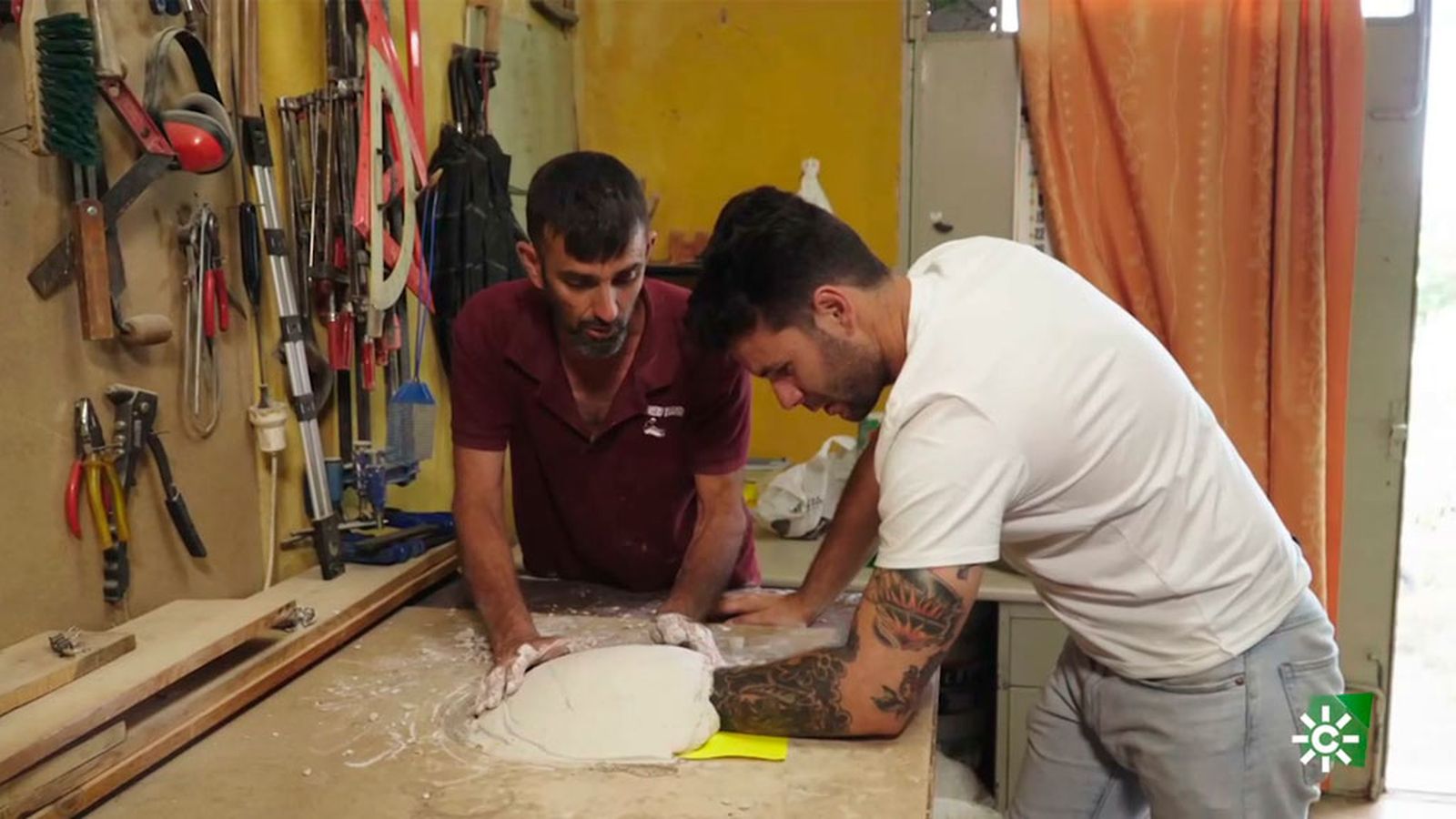 'Cocinamos' la mano de Bosco en yeso en Baños de la Encina