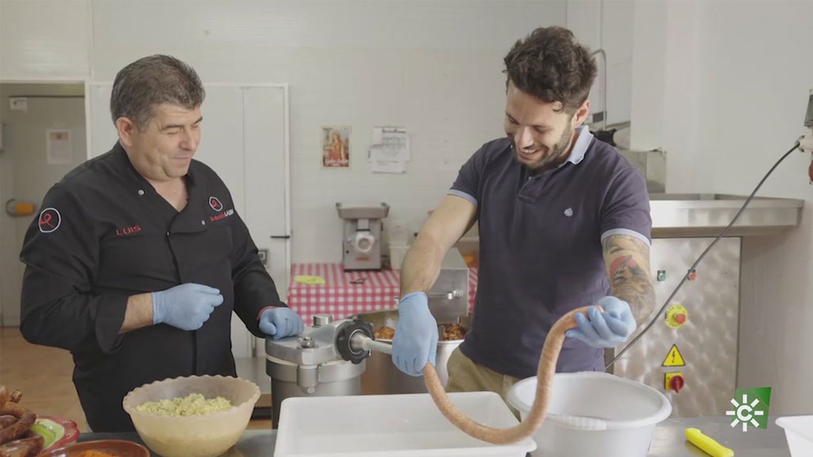 Aprendemos a elaborar embutido casero con una receta tradicional en el municipio de Frailes, Jaén