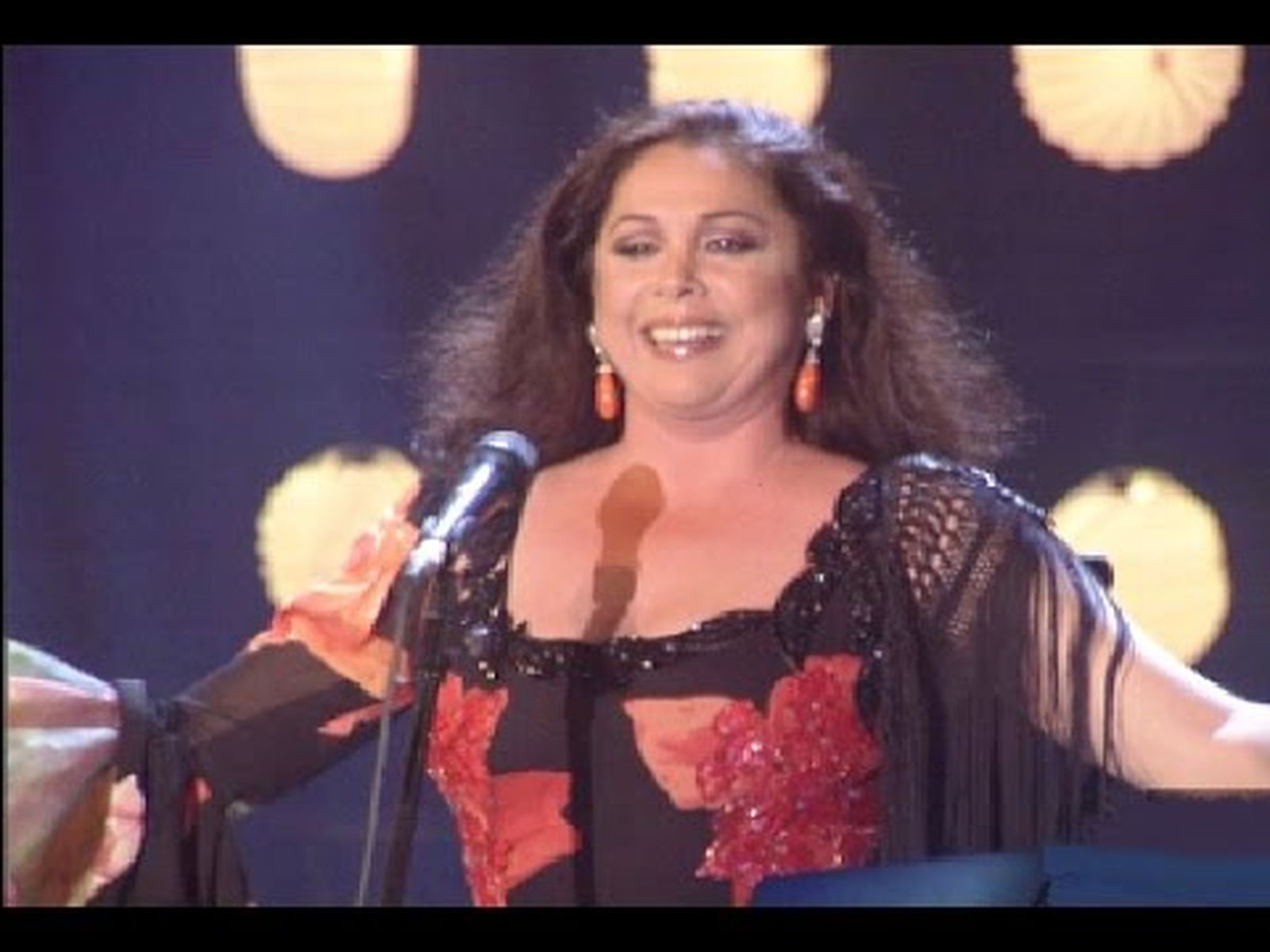 Isabel Pantoja canta "Sevilla" con Paco Cepero a la guitarra
