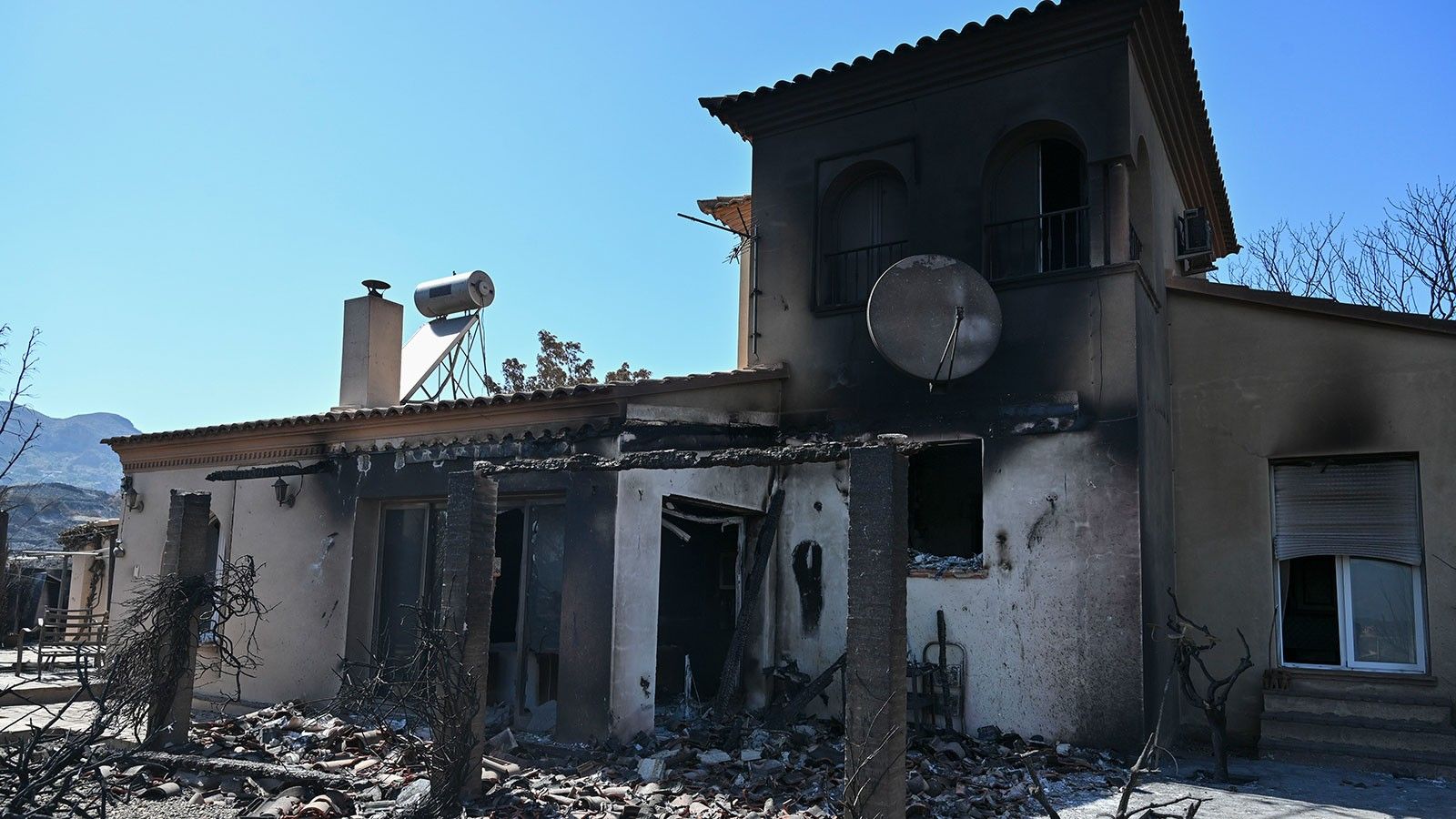 La Diputación de Almería empieza la evaluación de los daños tras el incendio