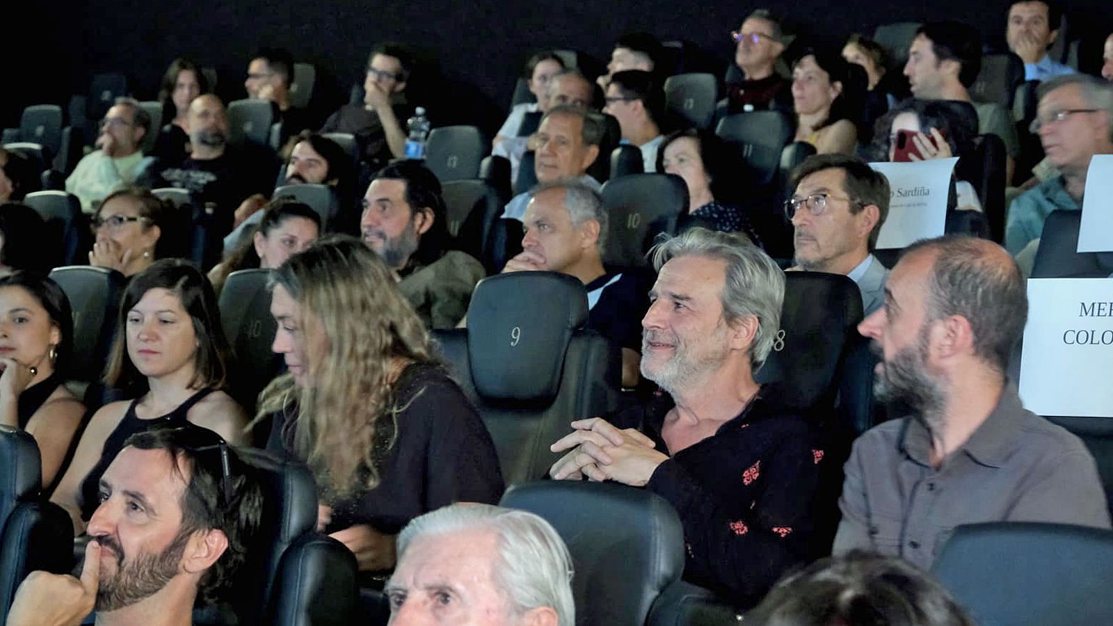 El público asistente ha llenado la Sala 4 de los Cines Nervión Plaza de Sevilla en el preestreno de "La Luz"