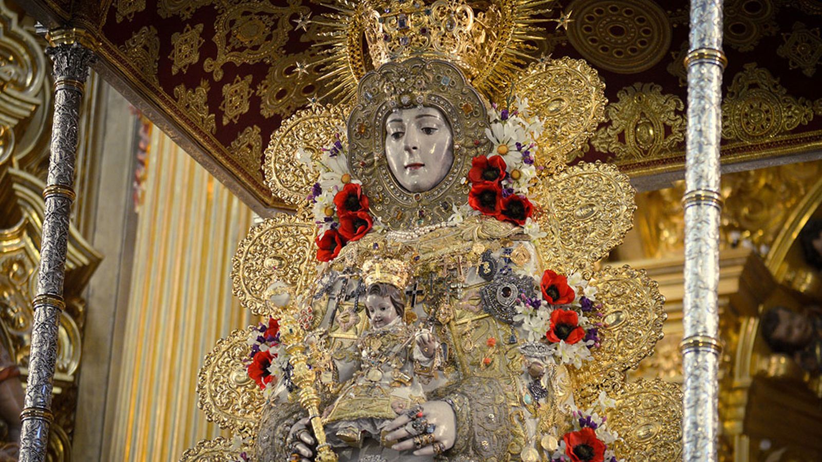 La Virgen del Rocío vestida de reina