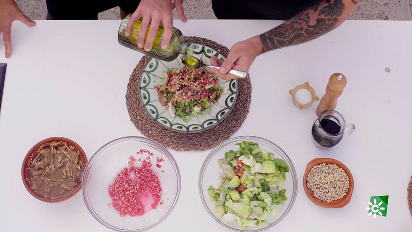 Cocinar una ensalada de perdiz en escabeche, sirve para compartir amistad