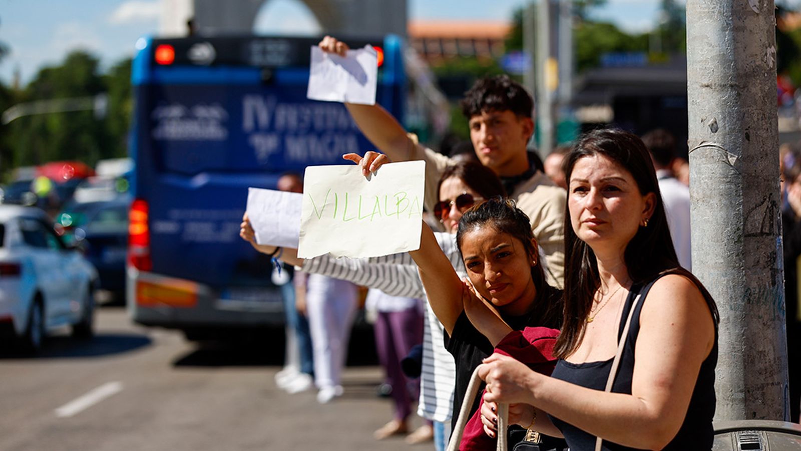 Gente haciendo autostop en el apagón