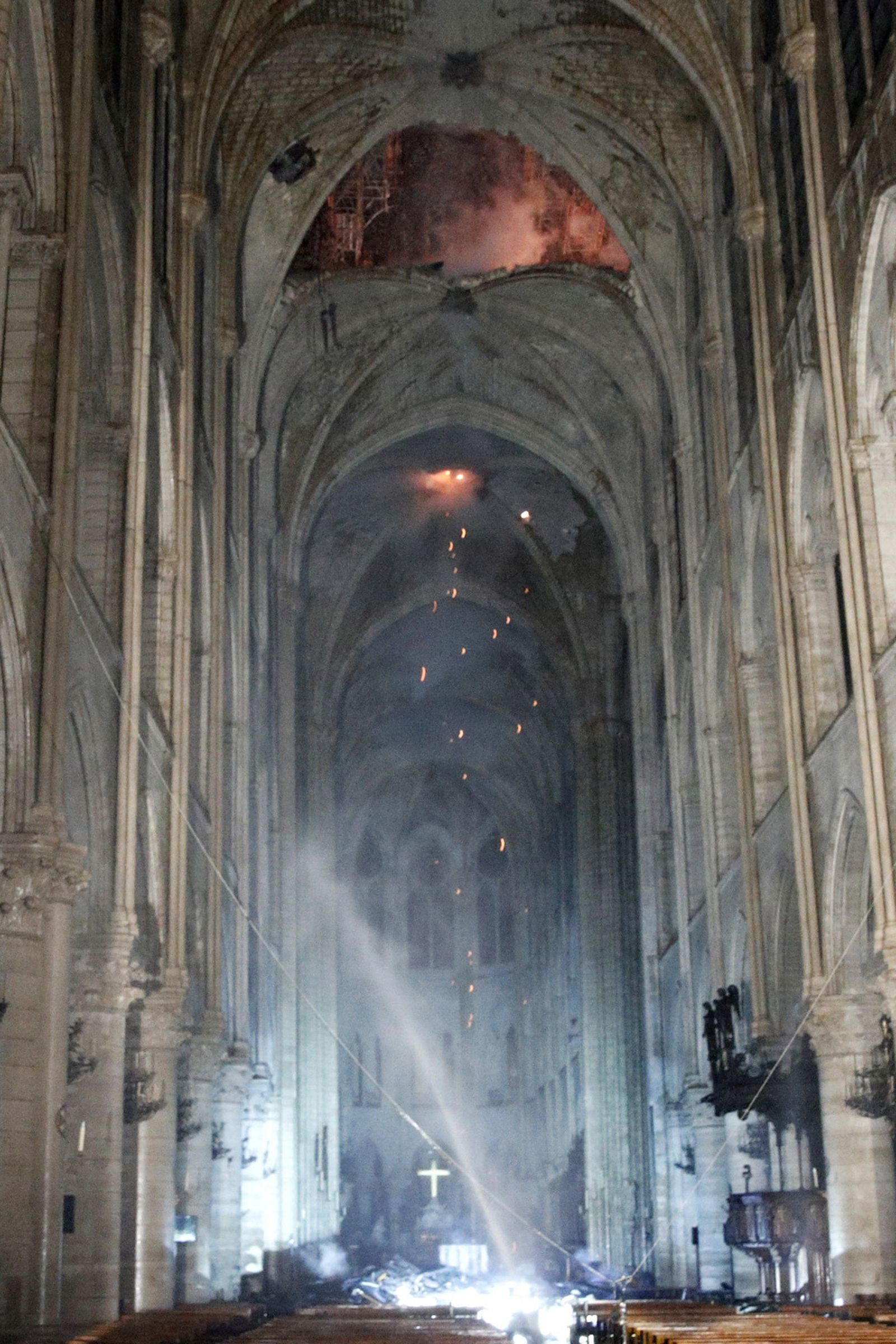 notre dame interior vertical