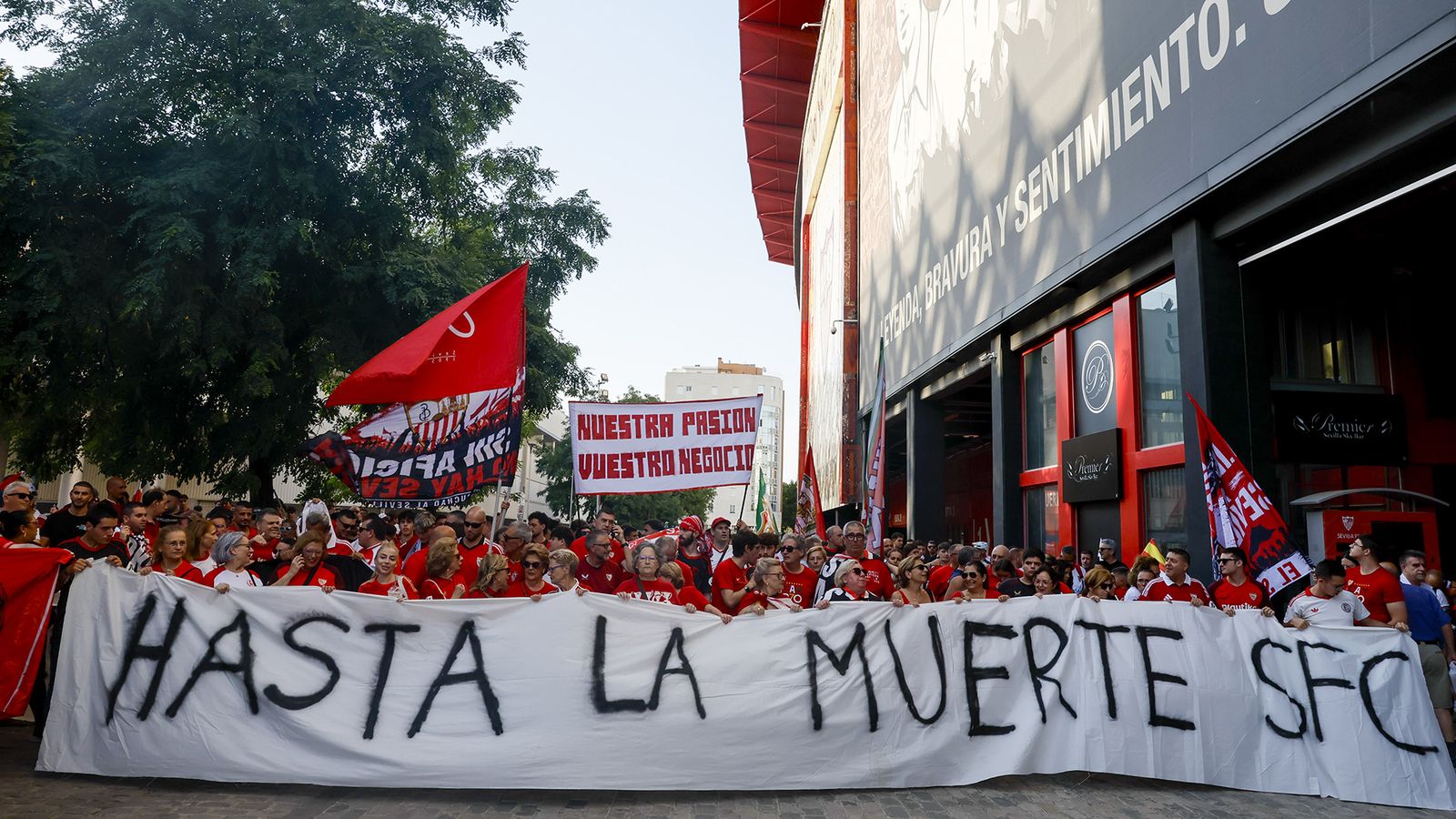 Manifestación de sevillistas contra la gestión del club.
