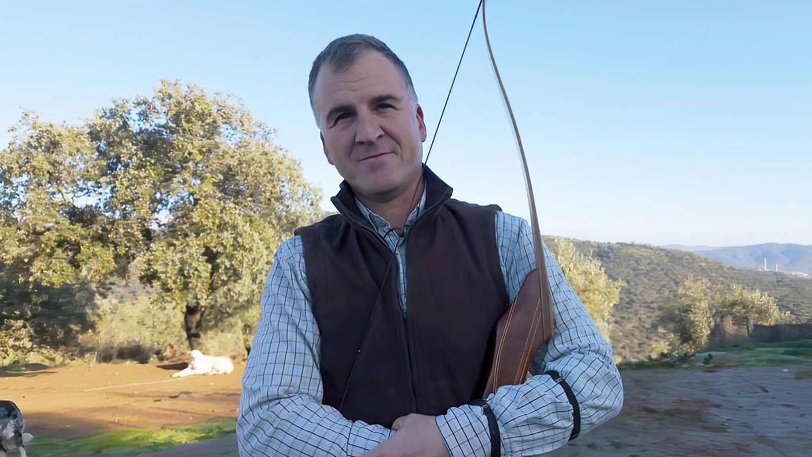 José Antonio ha pasado de dirigir un centro comercial a la recogida de piña en Villaviciosa de Córdoba