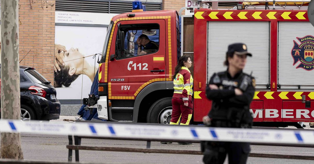 Dos bomberos muertos y cinco heridos en un incendio en Alcorcón