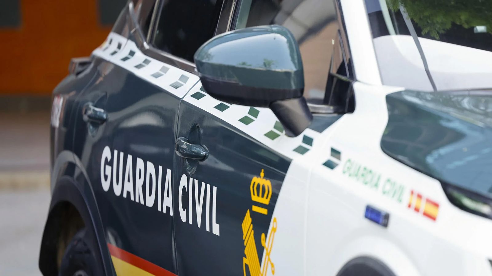 foto guardia civil neutra coche