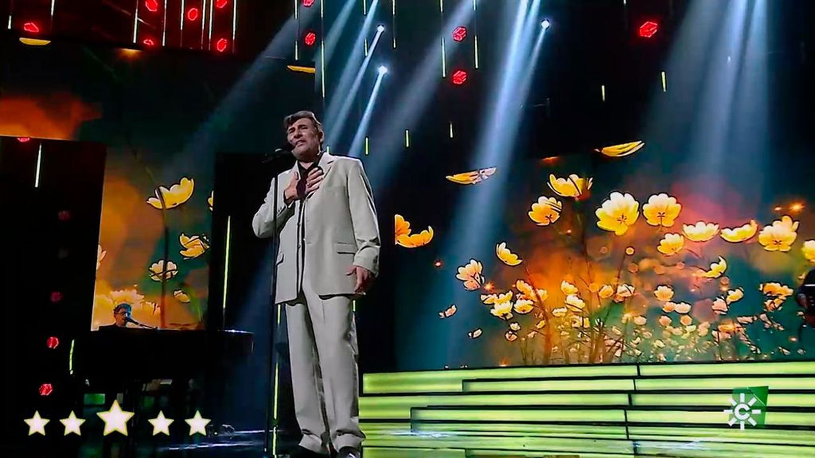 La portentosa y luminosa voz de Alexander Dolgov al cantar 'Un beso y una flor' de Nino Bravo