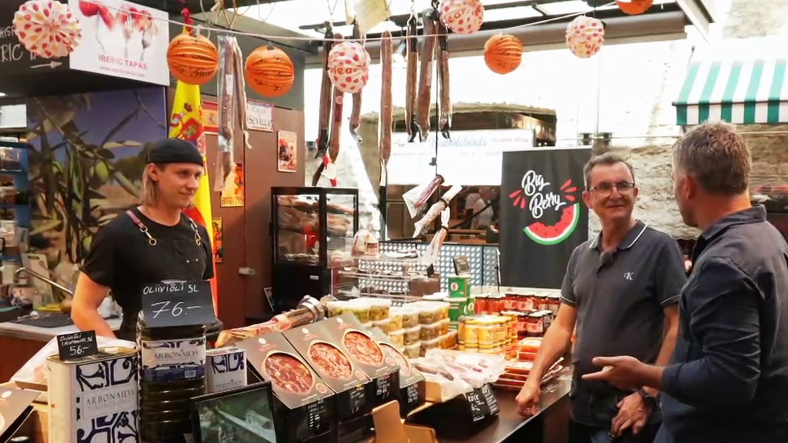 Pepe Zayas, un sevillano que ha montado un puesto de productos andaluces en Tallin