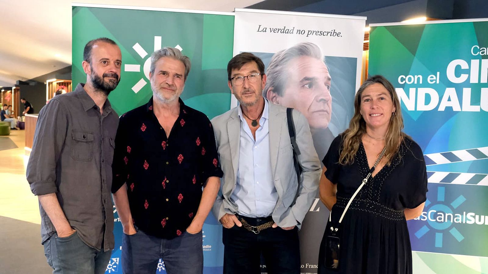 Fernando Franco, Alberto San Juan, Leonardo Sardiña y Merry Colomer, en un momento previo al preestreno