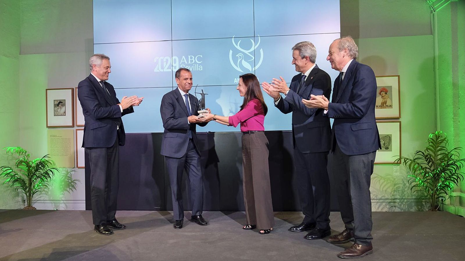 Momento de la entrega del Premio a RTVA