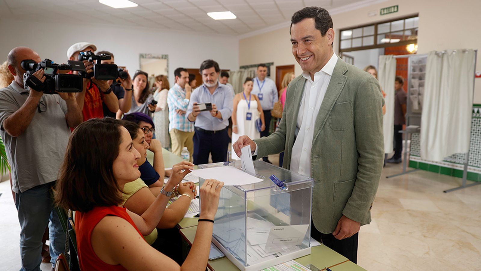 Juanma Moreno vota en las europeas