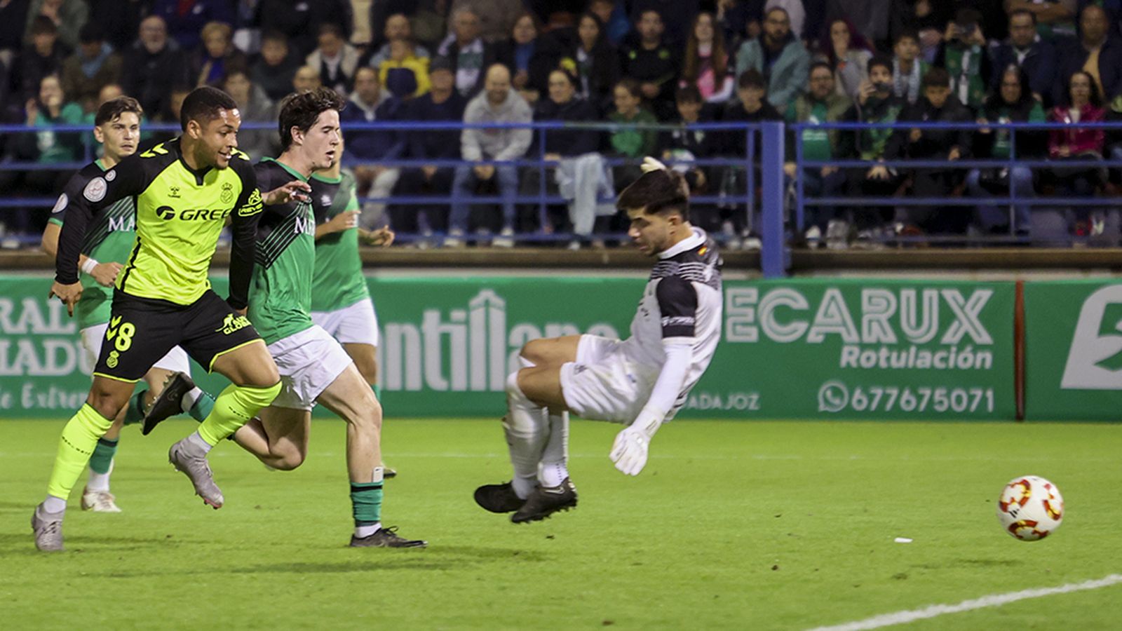El Betis golea en Almendralejo