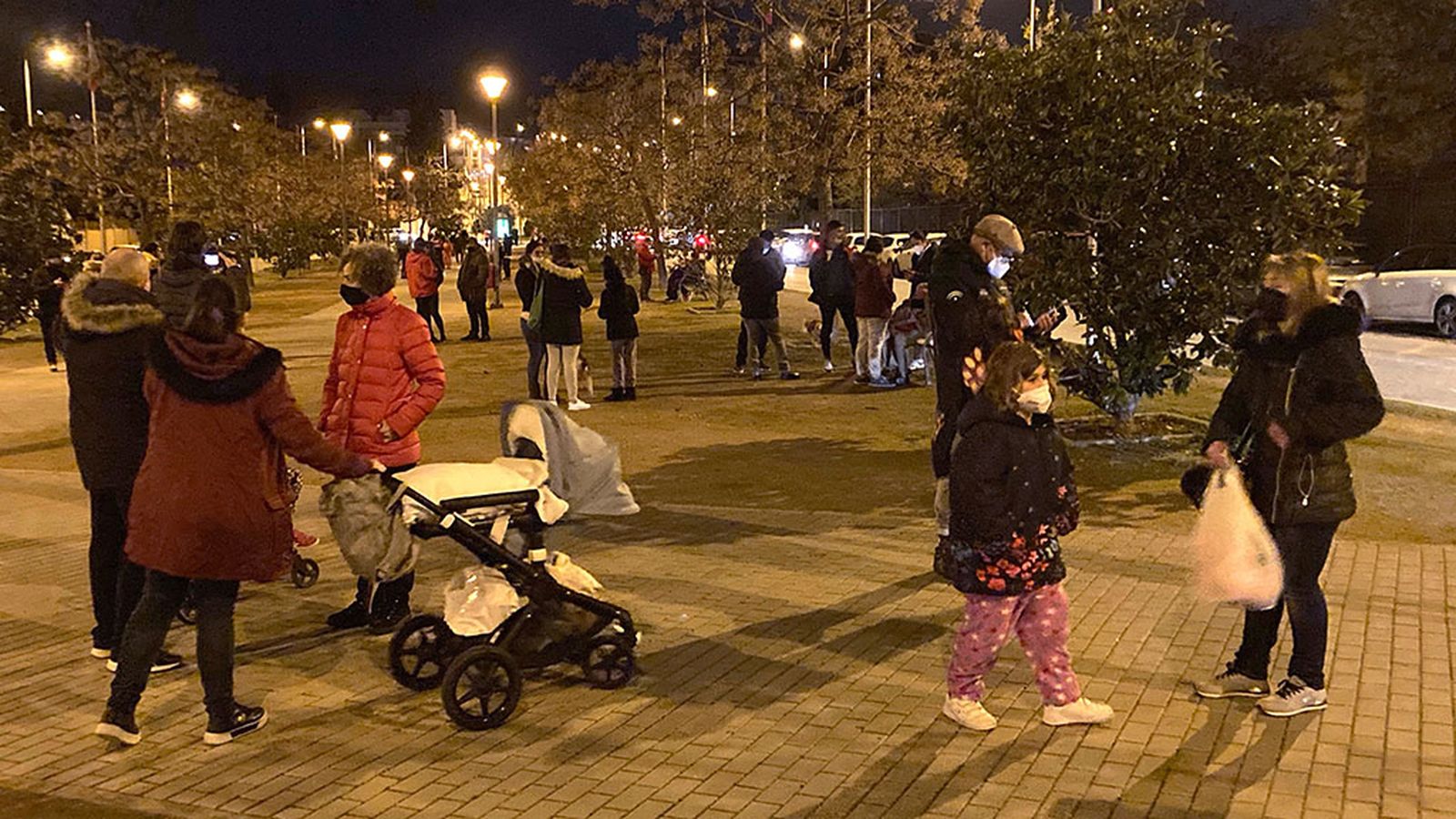 Vecinos en la calle por el terremoto de Granada