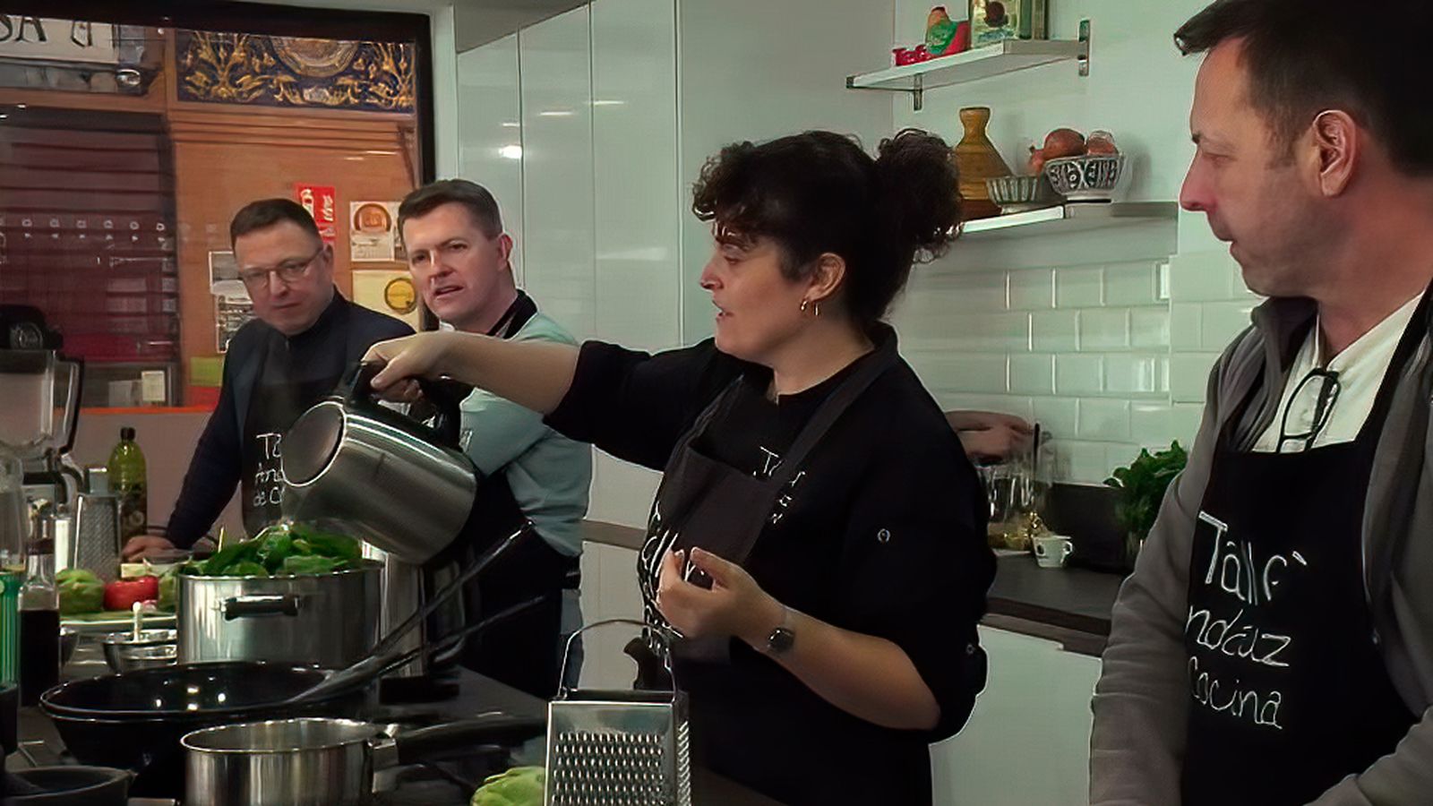 Clases de cocina en un mercado tradicional de abastos